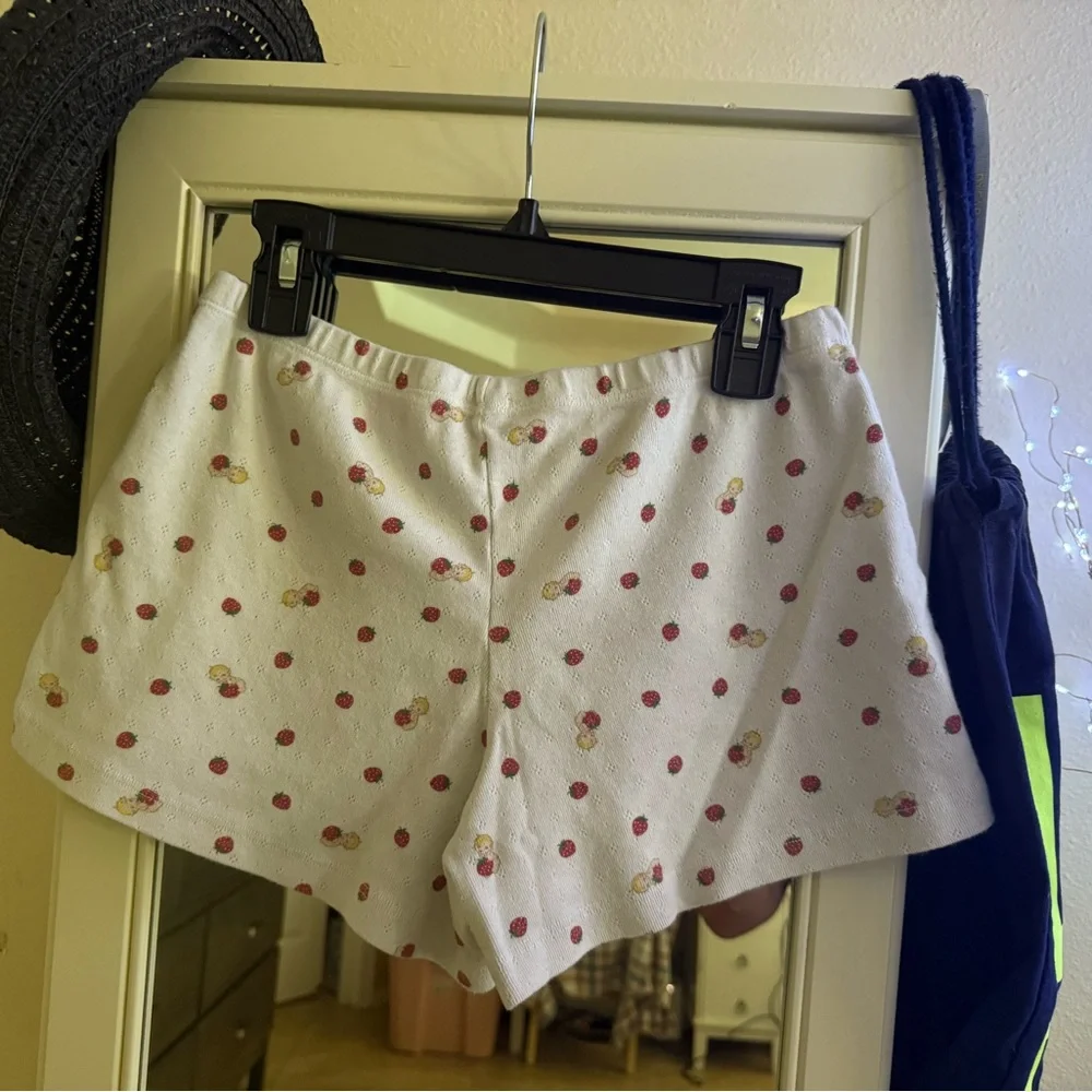 Brandy Melville shorts 🍓 - Picture 2 of 5